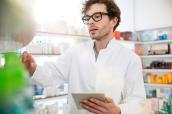 Apotheker macht Inventur mit einem iPad