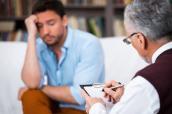 Patient redet mit Psychologe.