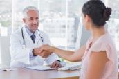 Arzt und Patientin schütteln sich die Hände