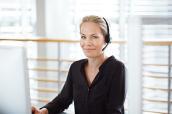 Frau am Schreibtisch im Callcenter