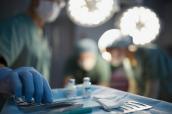 Chirurg im Operationssaal mit OP-Besteck