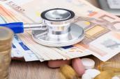 Stethoskop mit 50-Euro-Scheinen und Tabletten