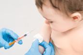 Baby wird mit Spritze geimpft