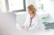 Ärztin misst Blutdruck bei einer Patientin