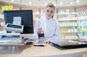 Apothekerin mit Stempel an der Kasse
