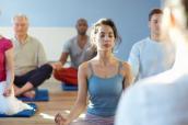 Frau im Meditationskurs