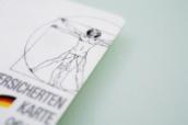Krankenkassen, die Versicherte abweisen, sollen ab 1. Januar 2012 mit einer Strafzahlung belegt werden.