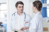 Krankenhausarzt im Gespräch mit einer Krankenschwester