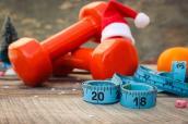 Hanteln, Maßband und Weihnachtsmütze - Neues Jahr 2018