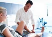 Eine junge Patientin erhält eine Physiotherapie.