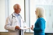 Ein Arzt spricht mit einer Patientin.