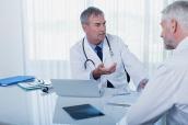 Ein Arzt spricht mit seinem Patienten.