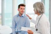 Ärztin im Gespräch mit einem Patienten