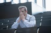 Student sitzt im Hörsaal unter Stress