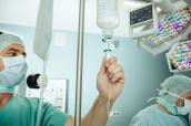 Arzt überprüft Infusion im OP.