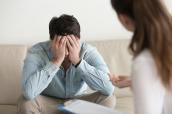 Ein gestresster Patient redet mit seiner Psychotherapeutin.