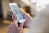 Älterer Mann nutzt Gesundheits-App auf seinem Smartphone