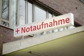 Schild an einer Notaufnahme