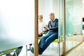 Patienten sitzen im Wartezimmer beim Arzt.