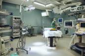 Pfleger im OP-Saal eines Krankenhauses