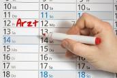 Wandkalender mit einem eingetragenen Arzttermin