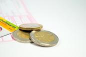 Versichertenkarte mit Euro-Münzen