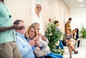 Patienten sitzen beim Arzt im Wartezimmer.