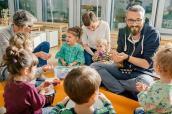 Erzieher mit Kindern in einem Kindergarten