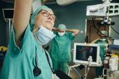 Chirurgin in einem OP-Saal im Krankenhaus
