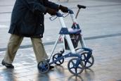 Seniorin mit Rollator