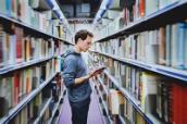 Student in der Bibliothek