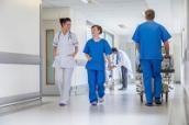Arzt und Pfleger auf Krankenhausflur