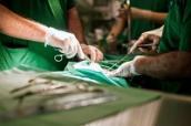 Ärzte bei einer Operation