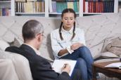 Psychotherapeut mit Patientin