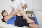 Patientin auf Liege beim Physiotherapeuten