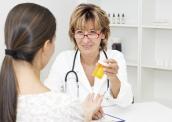 Ärzte gibt Patientin Medikament