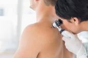 Hautarzt untersucht Patient beim Hautkrebs-Screening