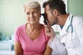 Ältere Patientin beim HNO-Arzt