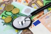 Stethoskop mit Euro-Scheinen und Münzen