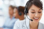 Frau im Callcenter