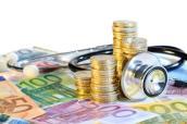 Stethoskop mit Euro-Scheinen und Münzen