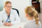 Ärztin mit Patientin im Gespräch