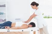 Masseuring mit Patient
