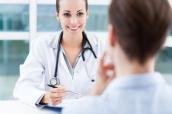 Ärztin mit Patient im Gespräch
