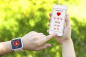 Frau trägt eine Apple Watch und bedient eine Gesundheits-App auf einem iPhone.