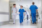 Pfleger auf einem Krankenhaus-Flur
