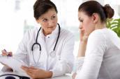 Ärztin mit Patientin im Gespräch