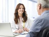 Ärztin im Gespräch mit Patient