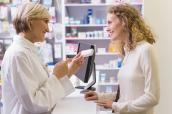 Apothekerin bedient Kundin an der Theke
