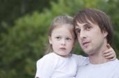 Vater mit kleiner Tochter im Arm